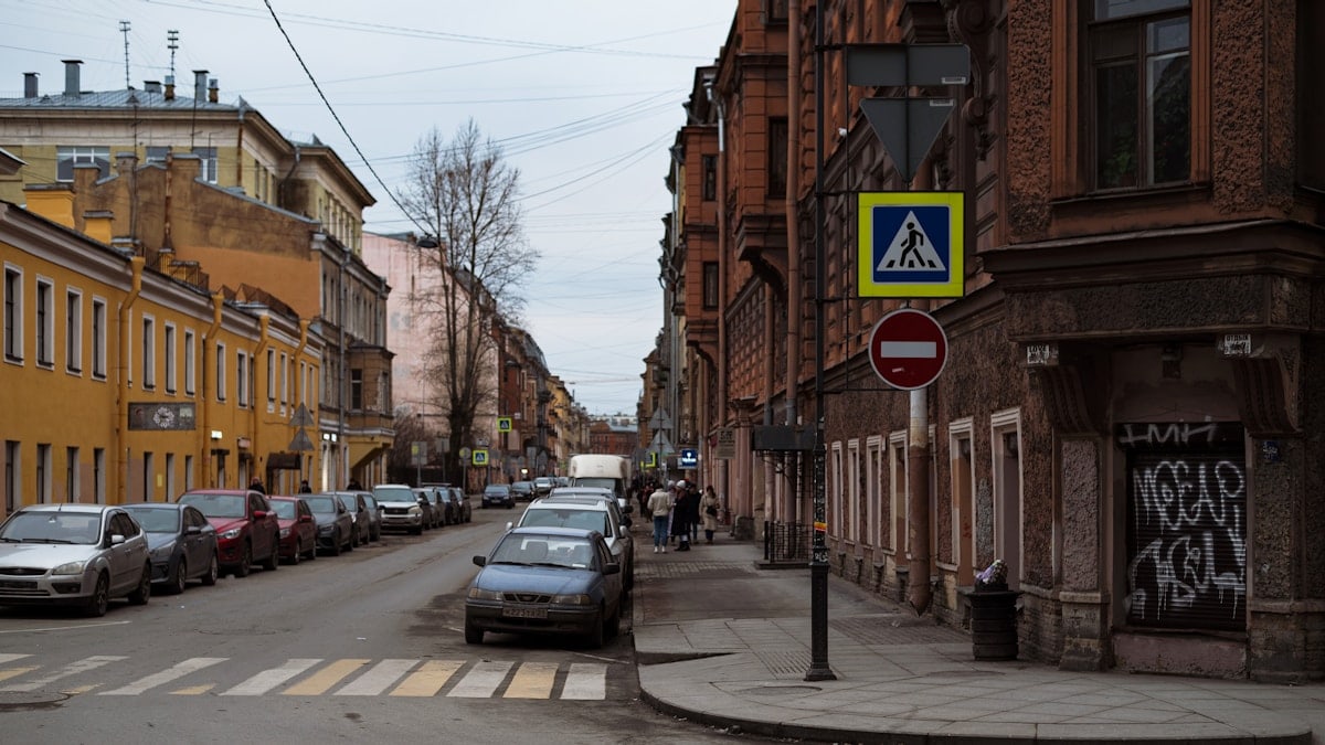 a city street filled with lots of parked cars